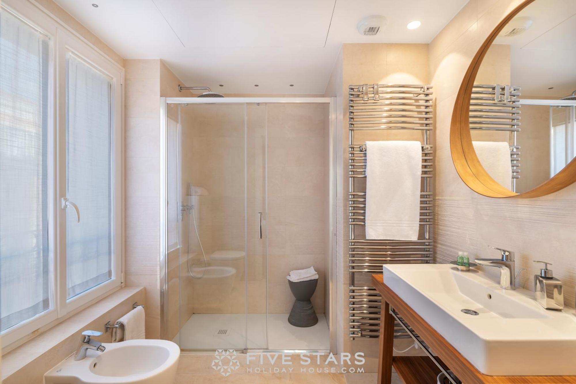 Artemys - Five Stars House *